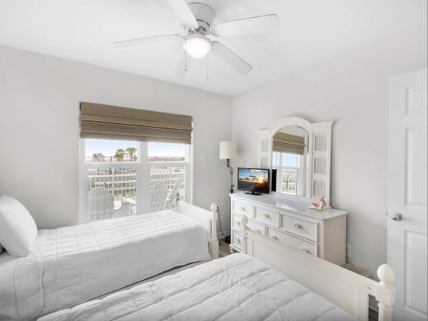 Steps to The Sand Amazing Beach Vacation Rental- Community Pool- NEW ARRIVAL