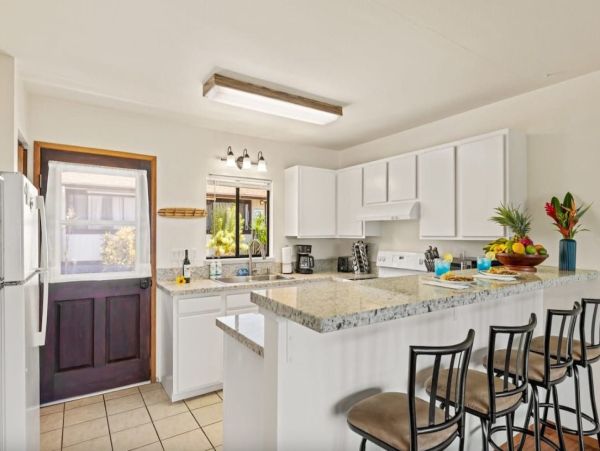 Poipu Vacation Rental with Ocean Views - Kauai Cottage with A/C