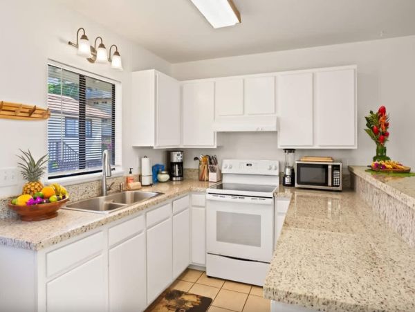 Poipu Vacation Rental with Ocean Views - Kauai Cottage with A/C