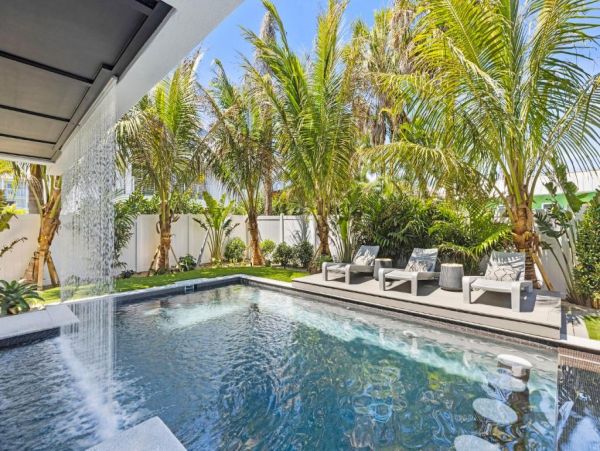 Luxury Coastal Retreat in Holmes Beach - 4-Bedroom Exclusive Home with Private Pool