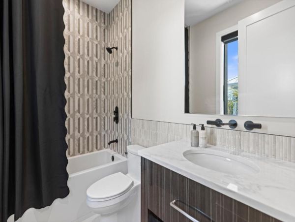 Luxury Coastal Retreat in Holmes Beach - 4-Bedroom Exclusive Home with Private Pool