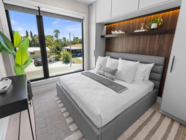Luxury Coastal Retreat in Holmes Beach - 4-Bedroom Exclusive Home with Private Pool