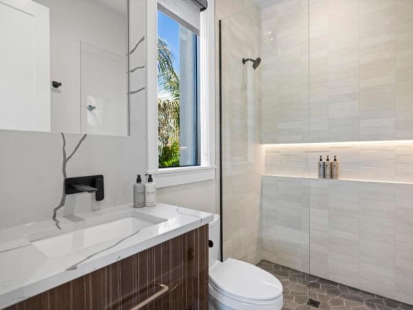 Luxury Coastal Retreat in Holmes Beach - 4-Bedroom Exclusive Home with Private Pool