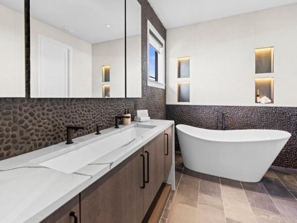 Luxury Coastal Retreat in Holmes Beach - 4-Bedroom Exclusive Home with Private Pool