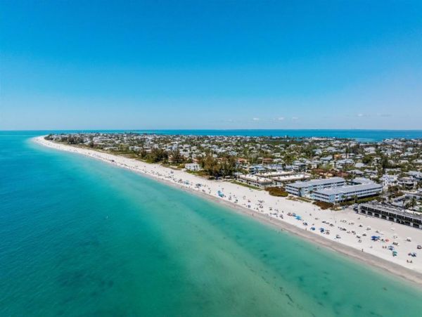 Luxury Coastal Retreat in Holmes Beach - 4-Bedroom Exclusive Home with Private Pool