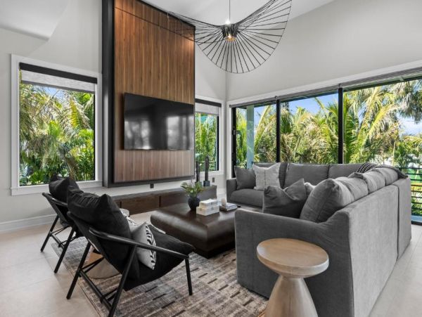 Luxury Coastal Retreat in Holmes Beach - 4-Bedroom Exclusive Home with Private Pool