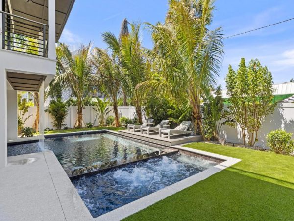 Luxury Coastal Retreat in Holmes Beach - 4-Bedroom Exclusive Home with Private Pool