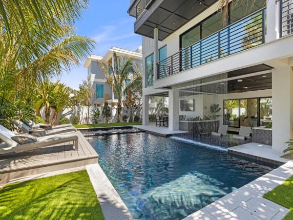 Luxury Coastal Retreat in Holmes Beach - 4-Bedroom Exclusive Home with Private Pool