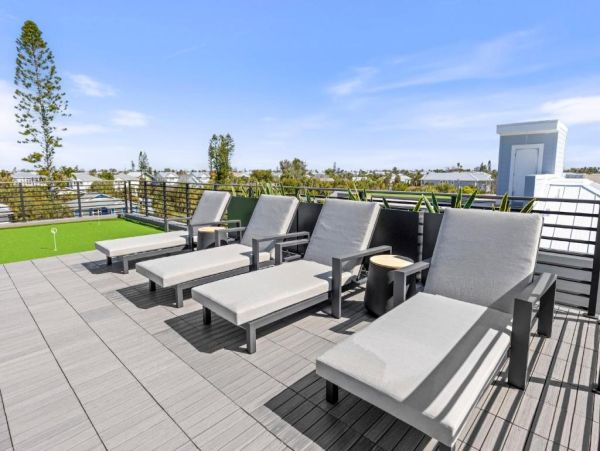 Luxury Coastal Retreat in Holmes Beach - 4-Bedroom Exclusive Home with Private Pool