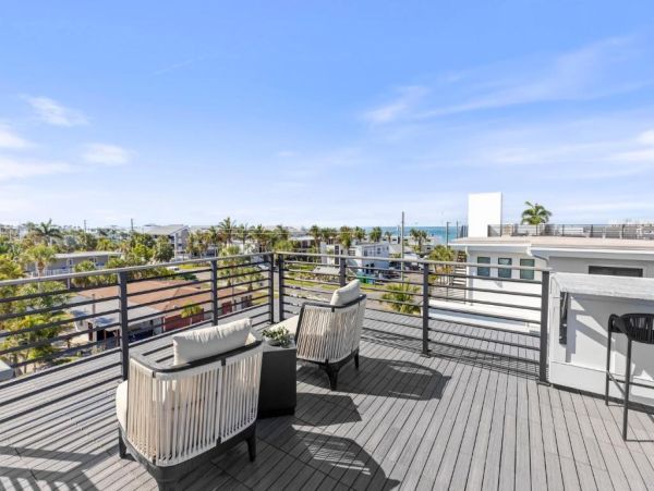 Luxury Coastal Retreat in Holmes Beach - 4-Bedroom Exclusive Home with Private Pool