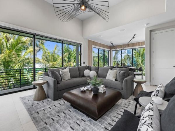 Luxury Coastal Retreat in Holmes Beach - 4-Bedroom Exclusive Home with Private Pool