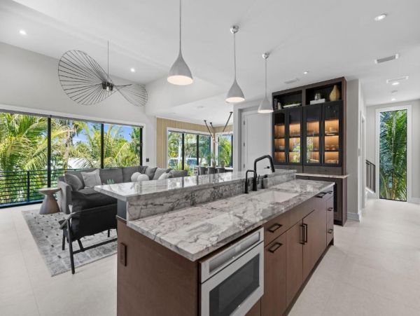 Luxury Coastal Retreat in Holmes Beach - 4-Bedroom Exclusive Home with Private Pool