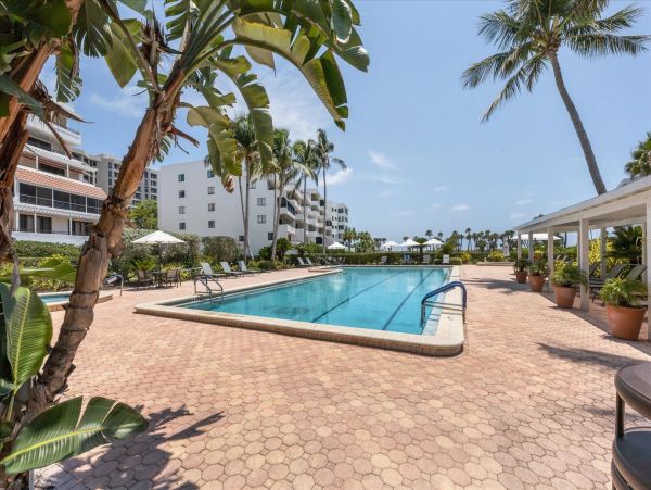 Beachfront Condo in Longboat Key - Your Perfect Island Getaway