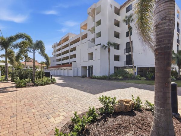 Beachfront Condo in Longboat Key - Your Perfect Island Getaway