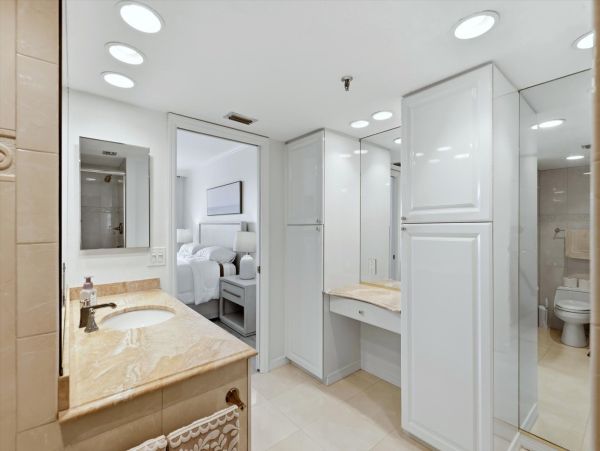 Beachfront Condo in Longboat Key - Your Perfect Island Getaway