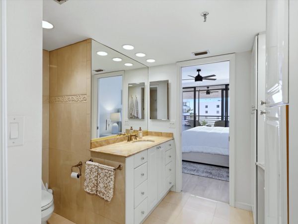 Beachfront Condo in Longboat Key - Your Perfect Island Getaway