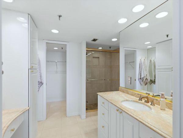 Beachfront Condo in Longboat Key - Your Perfect Island Getaway