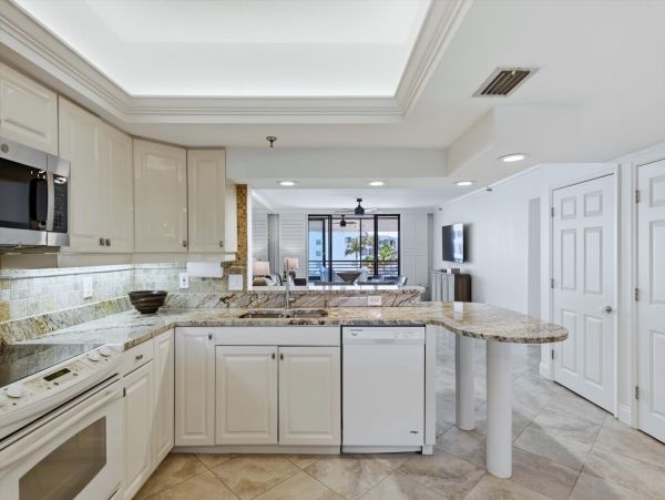 Beachfront Condo in Longboat Key - Your Perfect Island Getaway