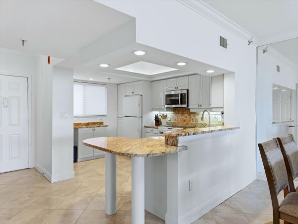 Beachfront Condo in Longboat Key - Your Perfect Island Getaway