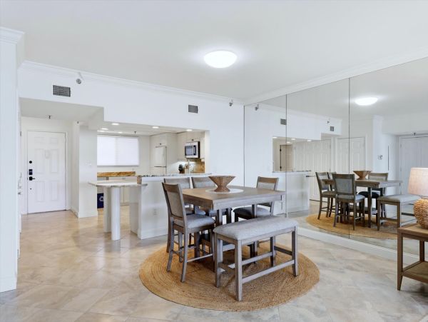 Beachfront Condo in Longboat Key - Your Perfect Island Getaway