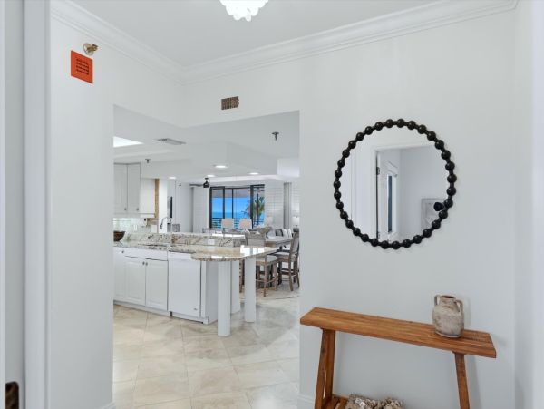 Beachfront Condo in Longboat Key - Your Perfect Island Getaway