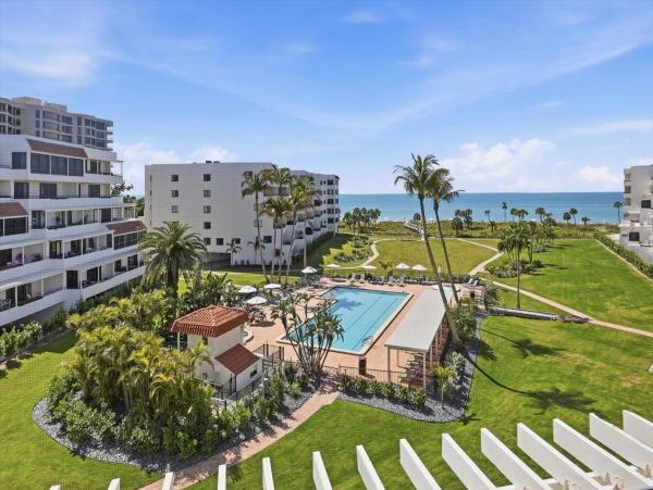Beachfront Condo in Longboat Key - Your Perfect Island Getaway