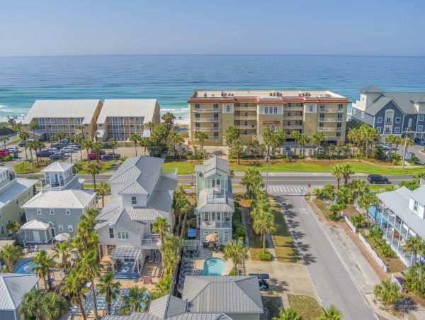 Luxury Beachside Retreat in Destin - 6-Bedroom Home with Guests House