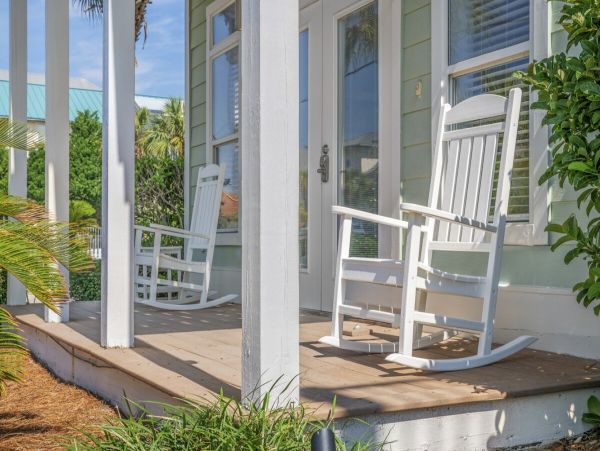 Luxury Beachside Retreat in Destin - 6-Bedroom Home with Guests House