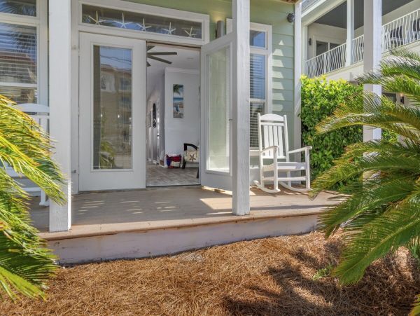 Luxury Beachside Retreat in Destin - 6-Bedroom Home with Guests House