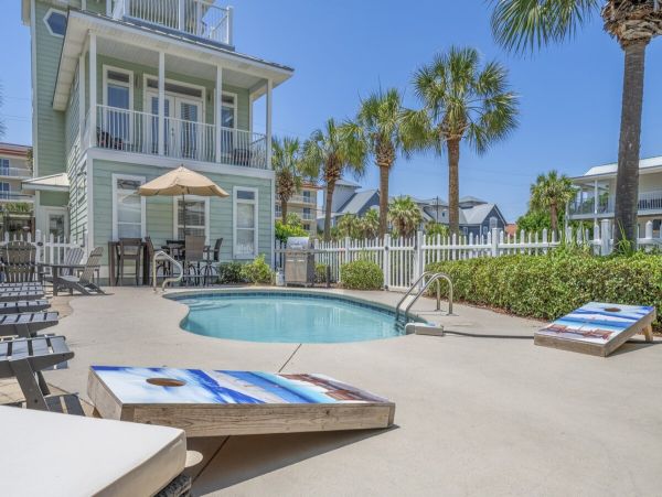 Luxury Beachside Retreat in Destin - 6-Bedroom Home with Guests House