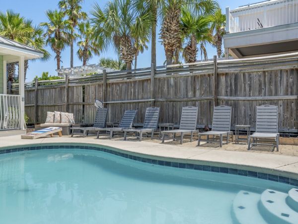 Luxury Beachside Retreat in Destin - 6-Bedroom Home with Guests House