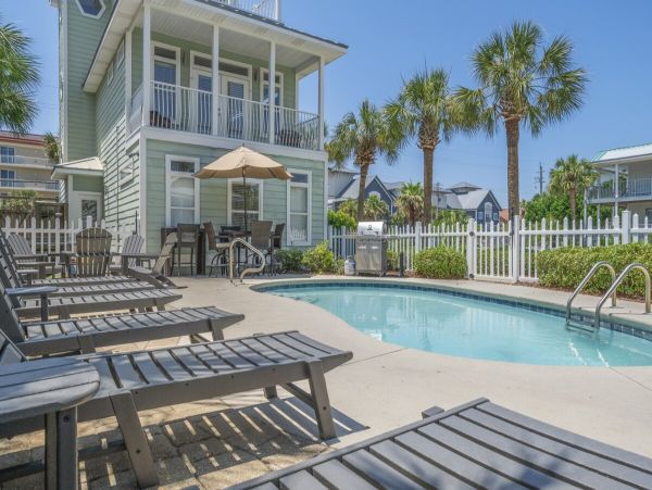 Luxury Beachside Retreat in Destin - 6-Bedroom Home with Guests House