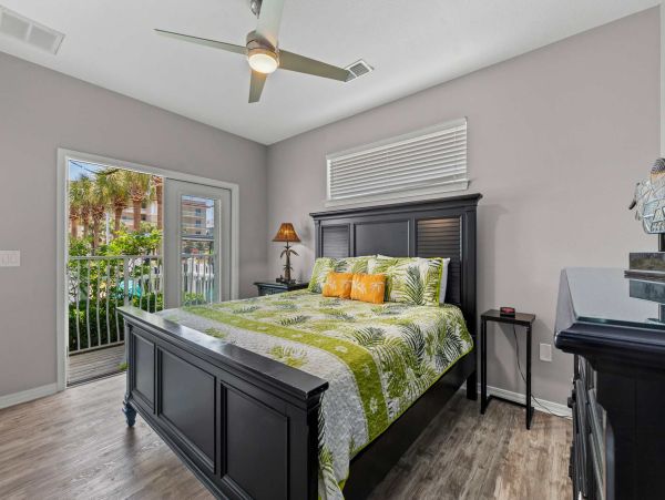 Luxury Beachside Retreat in Destin - 6-Bedroom Home with Guests House