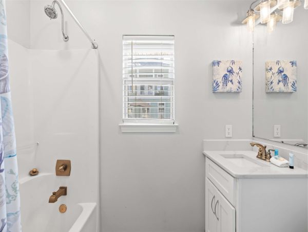 Luxury Beachside Retreat in Destin - 6-Bedroom Home with Guests House
