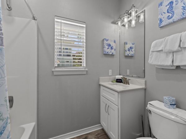 Luxury Beachside Retreat in Destin - 6-Bedroom Home with Guests House