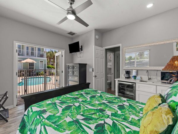 Luxury Beachside Retreat in Destin - 6-Bedroom Home with Guests House