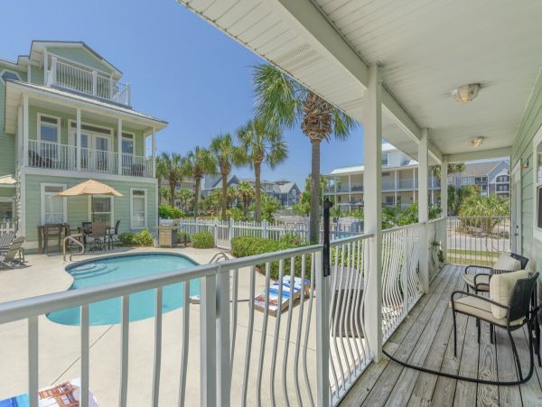 Luxury Beachside Retreat in Destin - 6-Bedroom Home with Guests House