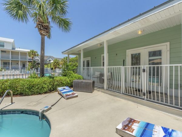 Luxury Beachside Retreat in Destin - 6-Bedroom Home with Guests House