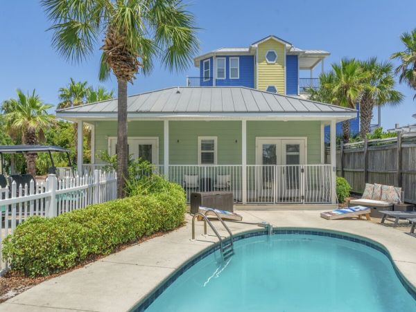 Luxury Beachside Retreat in Destin - 6-Bedroom Home with Guests House
