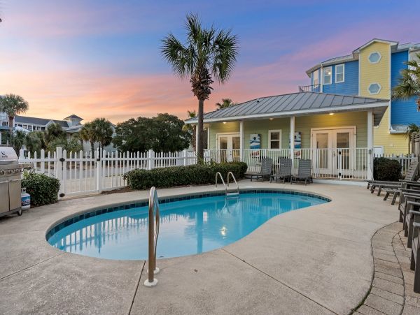 Luxury Beachside Retreat in Destin - 6-Bedroom Home with Guests House