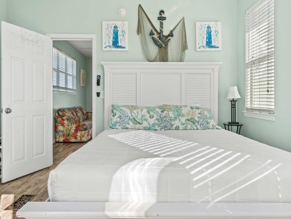 Luxury Beachside Retreat in Destin - 6-Bedroom Home with Guests House