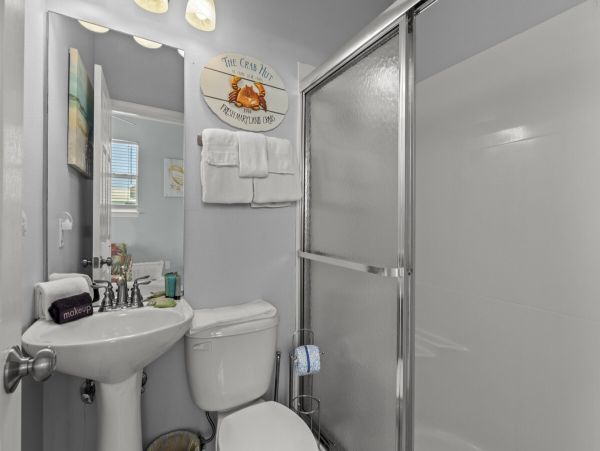 Luxury Beachside Retreat in Destin - 6-Bedroom Home with Guests House