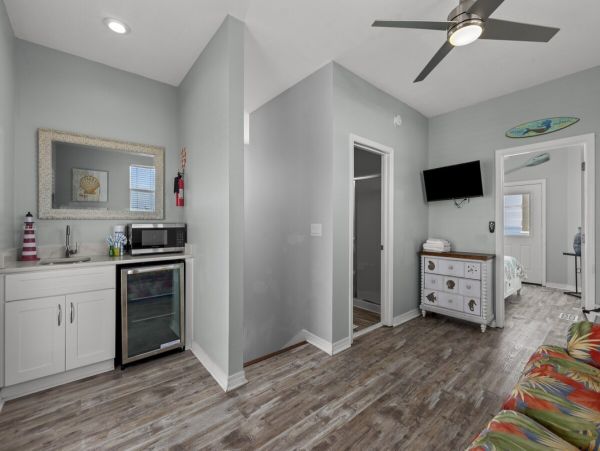Luxury Beachside Retreat in Destin - 6-Bedroom Home with Guests House