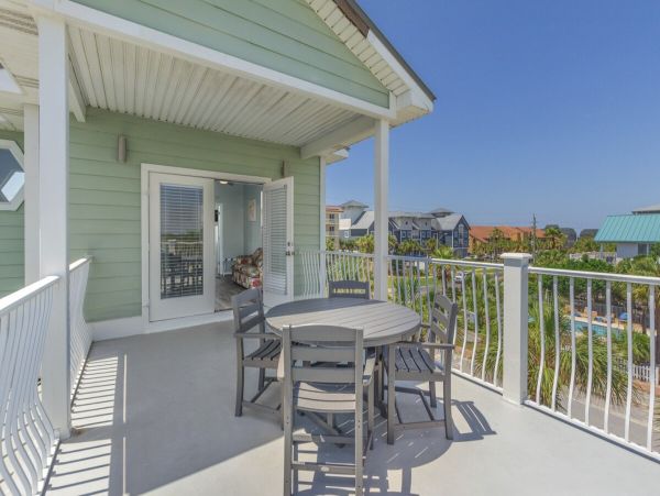 Luxury Beachside Retreat in Destin - 6-Bedroom Home with Guests House