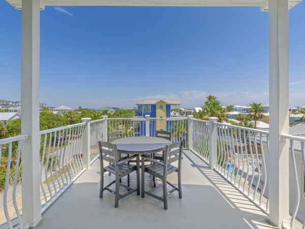 Luxury Beachside Retreat in Destin - 6-Bedroom Home with Guests House