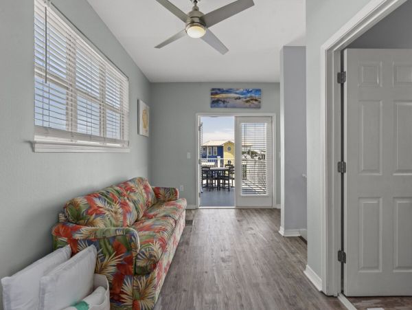 Luxury Beachside Retreat in Destin - 6-Bedroom Home with Guests House