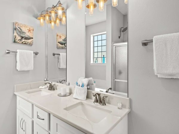 Luxury Beachside Retreat in Destin - 6-Bedroom Home with Guests House