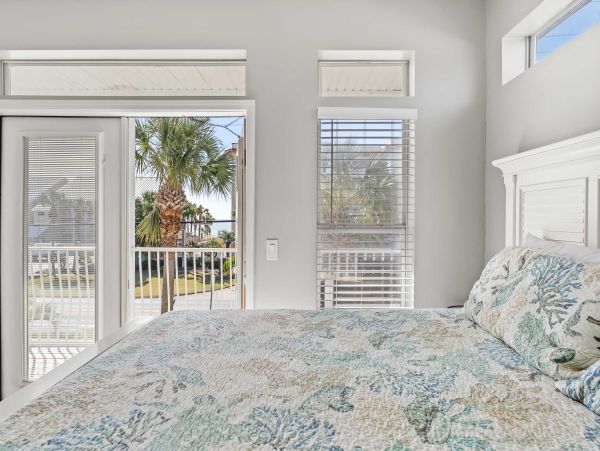 Luxury Beachside Retreat in Destin - 6-Bedroom Home with Guests House