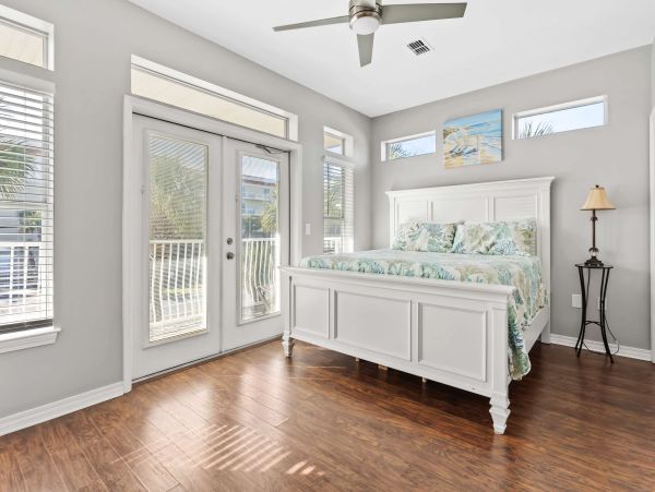 Luxury Beachside Retreat in Destin - 6-Bedroom Home with Guests House