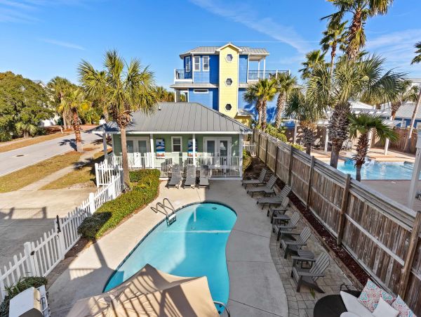 Luxury Beachside Retreat in Destin - 6-Bedroom Home with Guests House